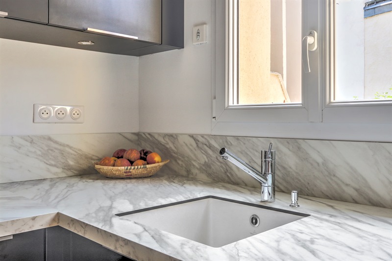 Cuisine grise avec plan de travail marbre à Tours | Raison Home
